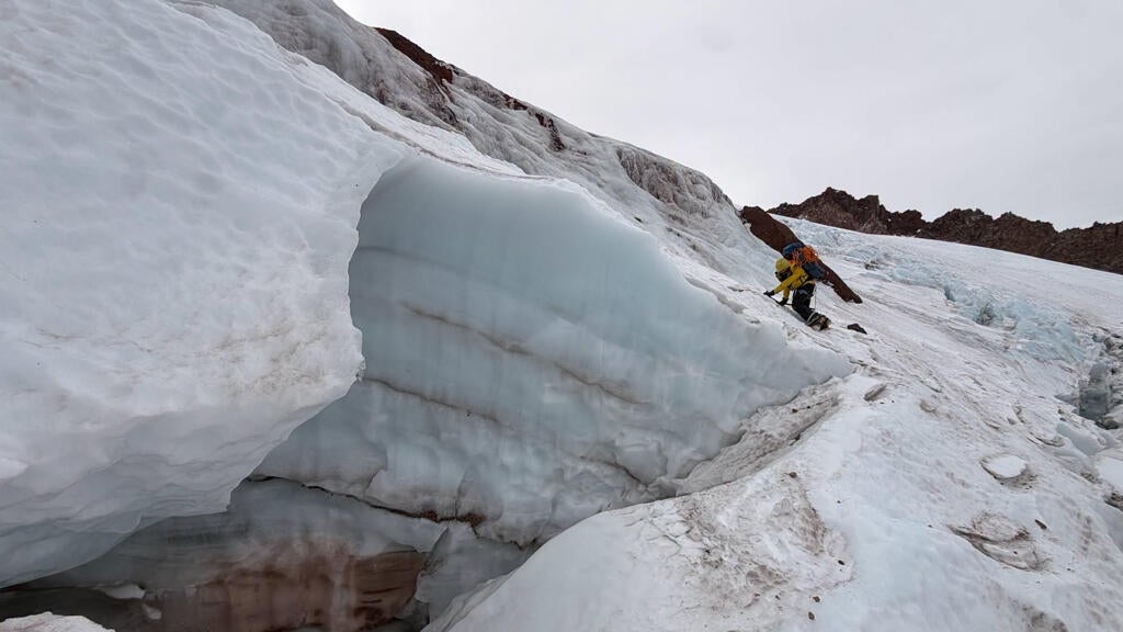 Florida man injured climbing California's Mount Shasta rescued after 2 nights in freezing temps — CBS Miami, Hong Kong Health news