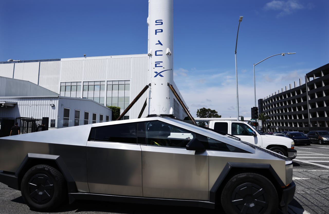 Why investors should be skeptical of a potential Tesla-SpaceX merger — MarketWatch, Hong Kong Business news